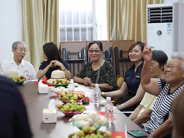 中庭裝飾集團(tuán)丨“情暖中秋，將愛傳承”——走進(jìn)金浦社區(qū)慰問高齡老人
